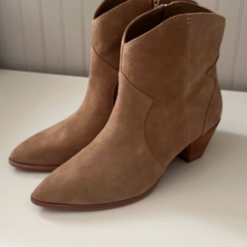 Vince Camuto 8.5 Tan Suede Ankle Boots Western block heel